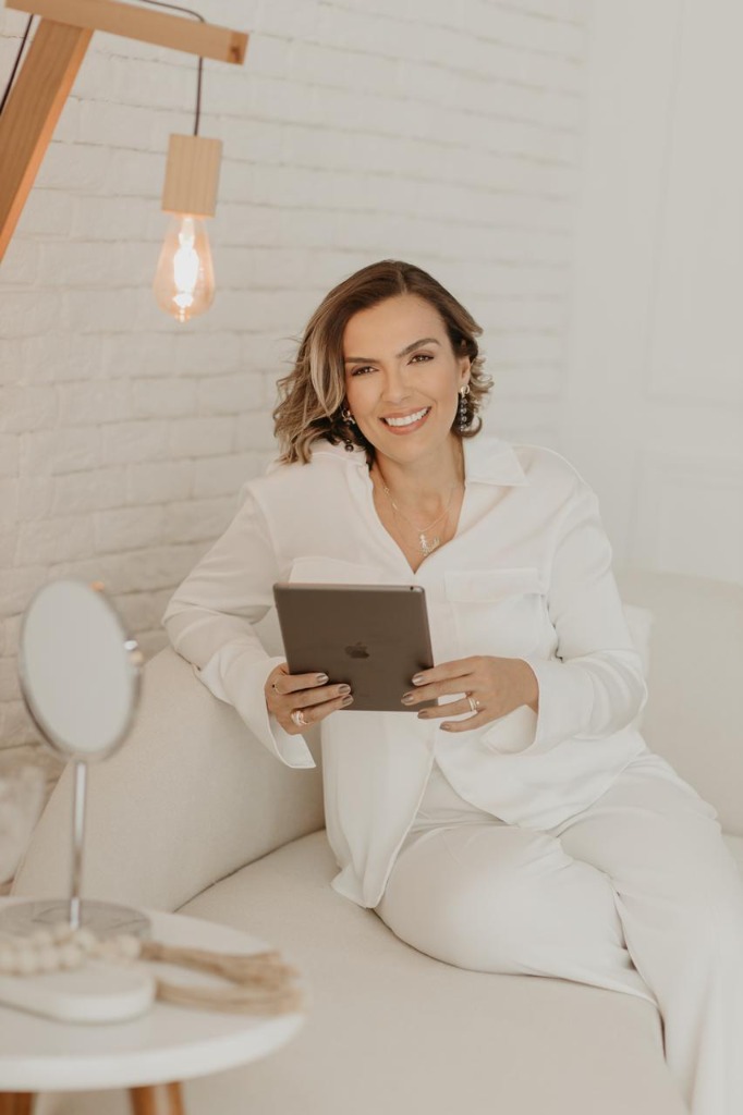 Paula Romão — Maquiadora profissional e criadora do Curso Essência de Automaquiagem